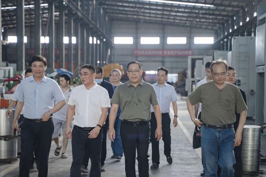 衡東縣縣委副書記、縣長(zhǎng)對(duì)朝陽(yáng)集團(tuán)自動(dòng)化生產(chǎn)線進(jìn)行視察